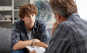 Jugendlicher und Fachkraft im Beratungsgespr�ch