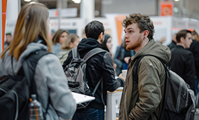 Junge Erwachsene bei einer Jobmesse im Gespr�ch
