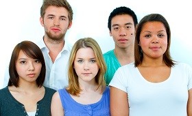 Junge Menschen, weiblich, m�nnlicher und von verschiedener Hautfarbe, blicken ernst in die Kamera