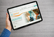 Eine Hand h�lt ein Tablet mit der aufgerufenen Startseite von �beraus