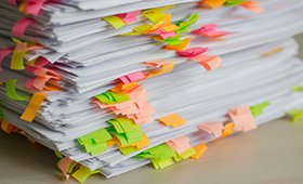 Papierstapel mit bunten Trennzetteln