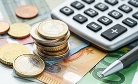Eurom�nzen, Geldscheine, ein Kugelscheiber und ein Taschenrechner