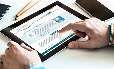 Ein Tablet mit der Webseite zu �beraus live wird mit einer Hand bedient.