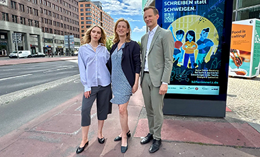 Von links nach rechts: Schauspielerin und Sängerin Lina Larissa Strahl, Bundesfamilienministerin Karin Prien und der Drogenbeauftragte der Bundesregierung Hendrik Streeck Von links nach rechts: Schauspielerin und Sängerin Lina Larissa Strahl, Bundesfamilienministerin Karin Prien und der Drogenbeauftragte der Bundesregierung Hendrik Streeck