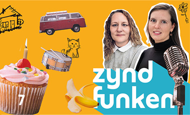 Ausschnitt aus der zyndfunken-Folge: zwei junge Frauen, ein Mikrofon, ein Törtchen mit Kerze darauf, ein Haus, ein VW Bulli, eine Banane Ausschnitt aus der zyndfunken-Folge: zwei junge Frauen, ein Mikrofon, ein Törtchen mit Kerze darauf, ein Haus, ein VW Bulli, eine Banane