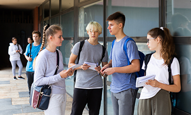 Eine Gruppe von Sch�lerinnen und Sch�ler auf einem Schulhof